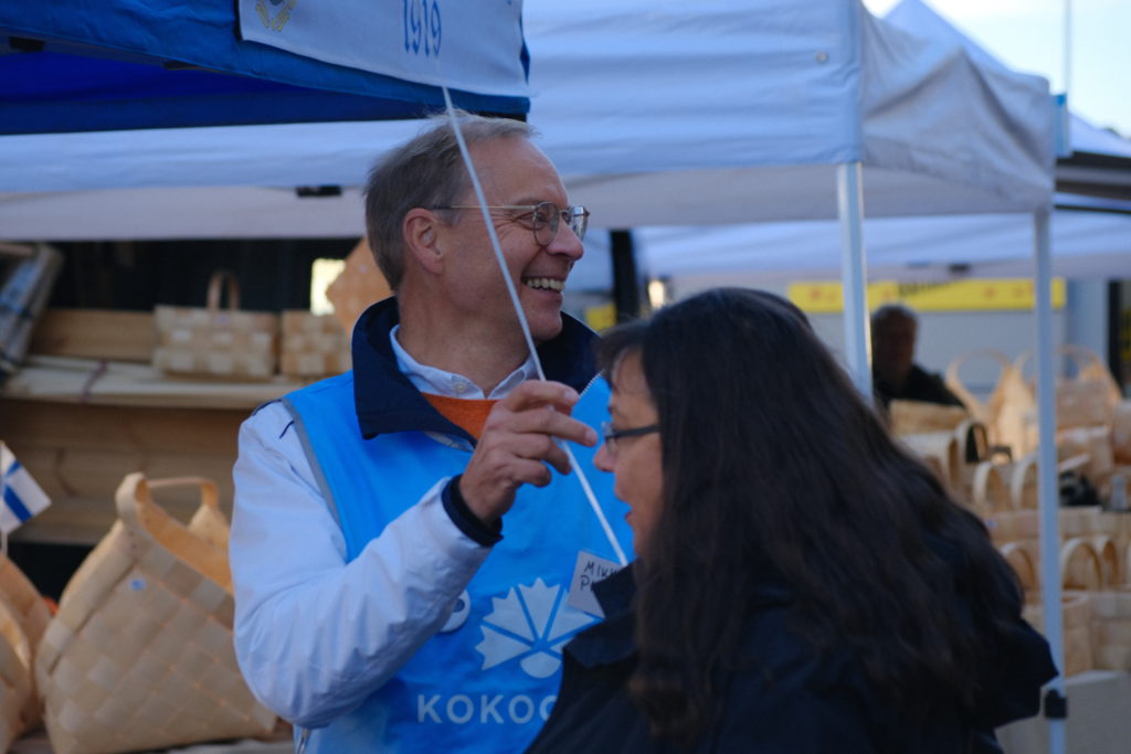 Mikko Piirtola torilla Kokoomuksen teltan edessä